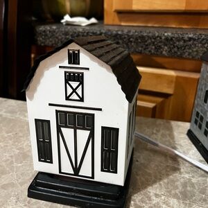 Black and White Barn-Shaped wax warmer